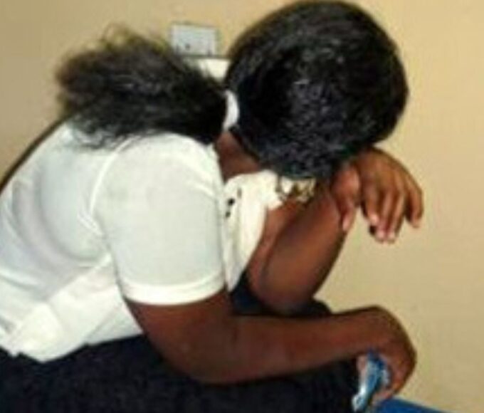 Nigéria commissaire suspendu soupçons adultère