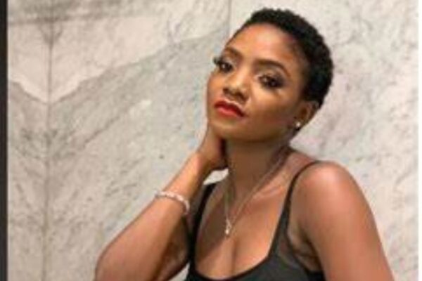 Nigéria relation sans s3xe Simi chanteuse