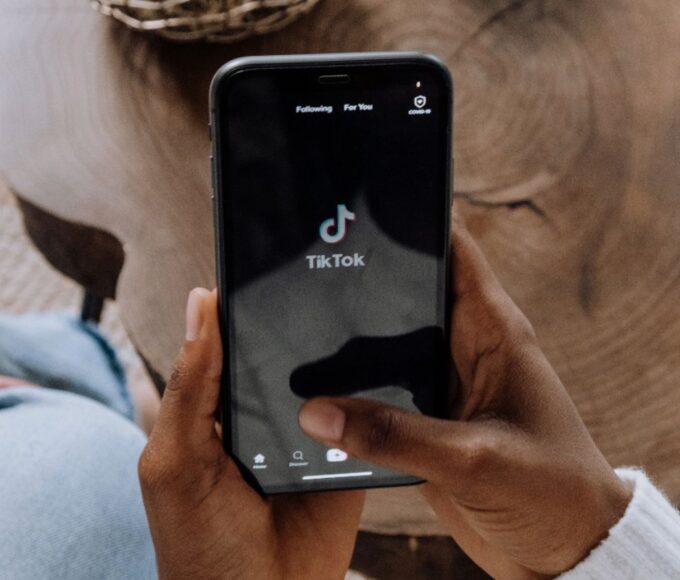 Côte d’Ivoire : une vidéo d’humiliation scolaire devient virale sur TikTok