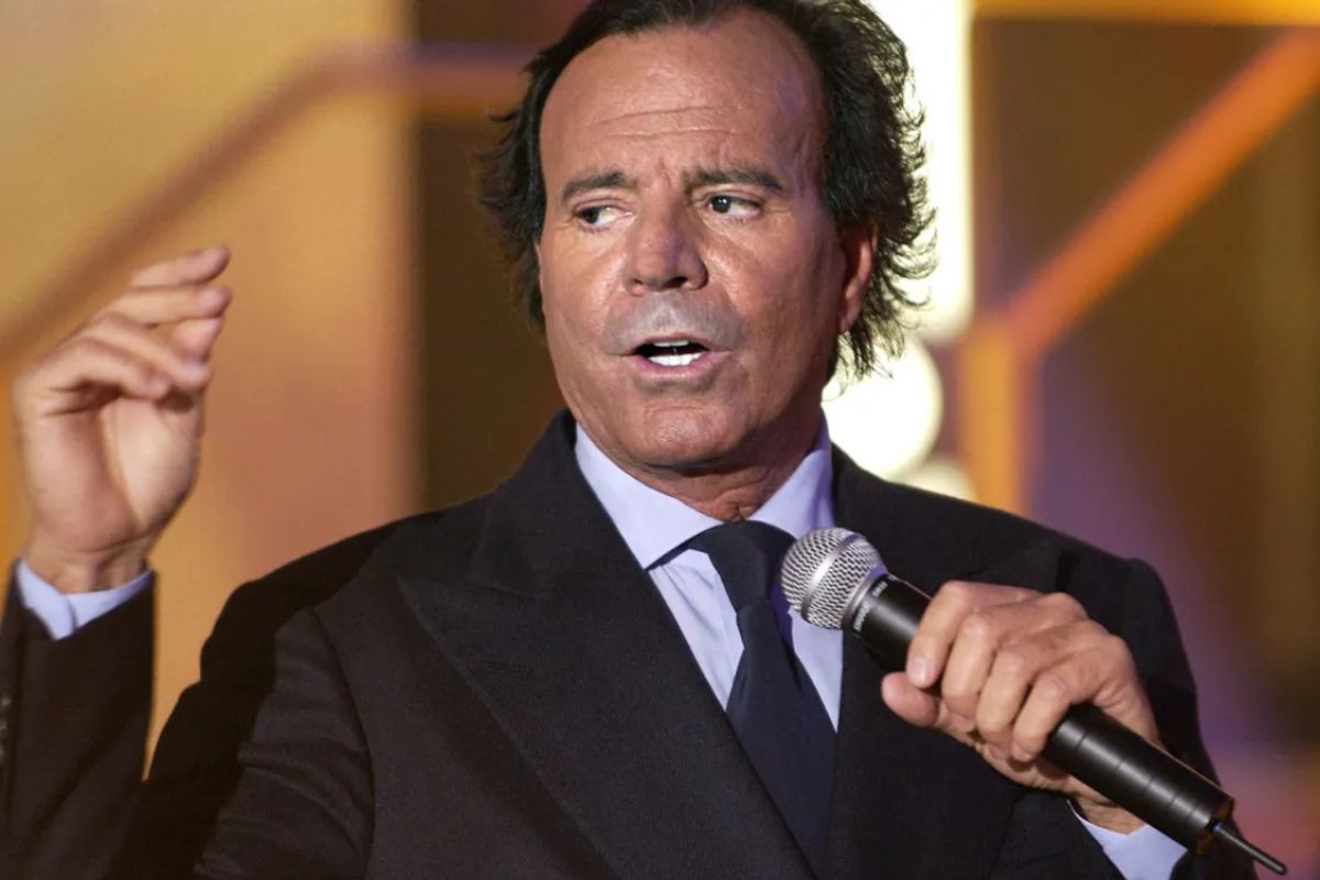 Julio Iglesias nie fermement les accusations de violences sexuelles