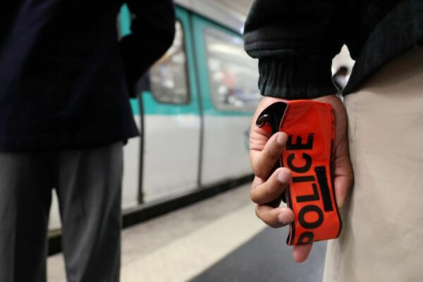 Paris adolescent machette métro 