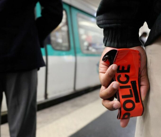 Paris adolescent machette métro 