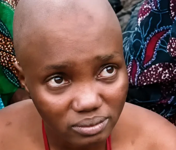 Nigeria : une TikTokeuse accusée d’avoir filmé un masque sacré soumise à une purification rituelle
