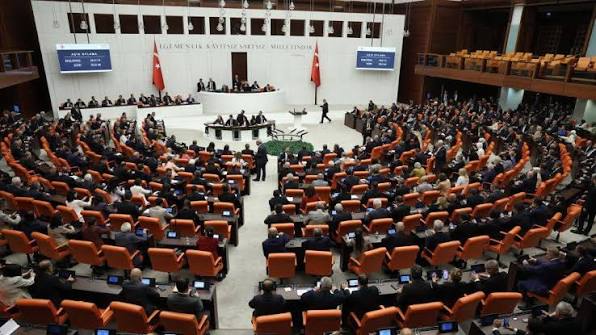 Türkiye : le Parlement adopte une loi clé pour le processus de désarmement du PKK