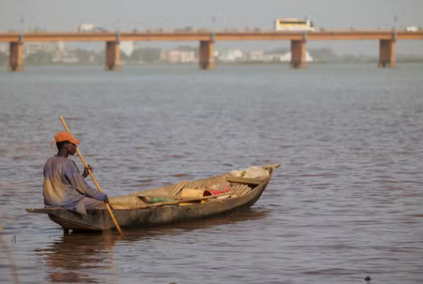 Bénin : un piroguier tente de fuir par le fleuve Niger après la découverte de chanvre indien