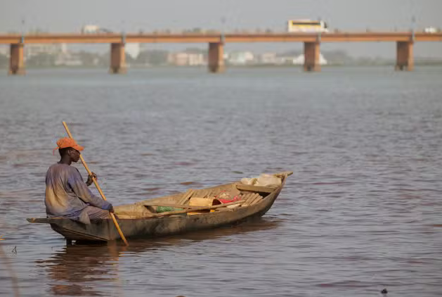 Bénin : un piroguier tente de fuir par le fleuve Niger après la découverte de chanvre indien