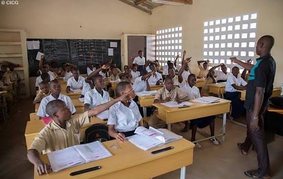 Côte d’Ivoire : les enseignants rappelés à l’ordre sur les images d’élèves publiées en ligne
